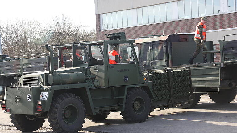 Soldaten des Volkacher Logistikbataillons zeigten in einer Vorführung, wie sie mit schwerem Gerät einen liegengebliebenen Transporter entladen und abschleppen können.