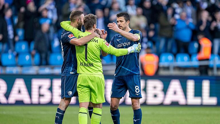 VfL Bochum - RB Leipzig       -  Ivan Ordets (links) und Anthony Losilla jubeln mit Torwart Manuel Riemann  nach dem Sieg gegen Leipzig.