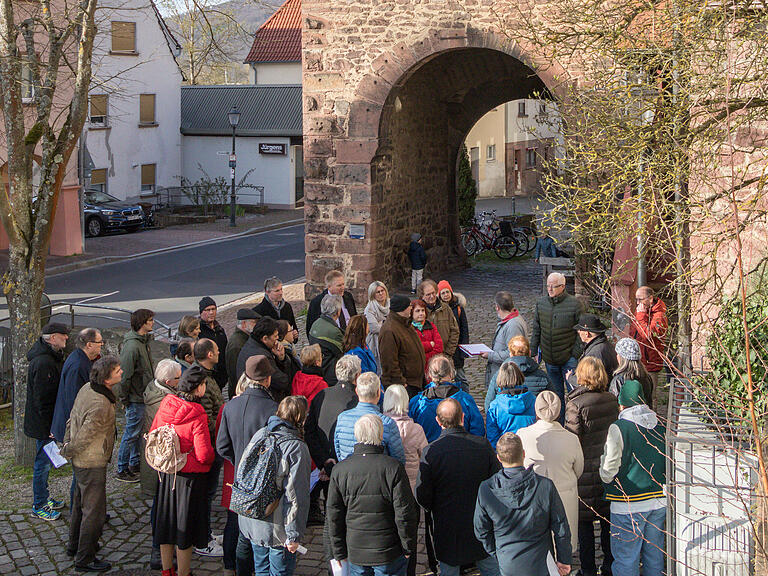 Rund 40 Bürgerinnen und Bürger interessierten sich für den ISEK-Stadtrundgang. Rund 40 Bürgerinnen und Bürger interessierten sich für den ISEK-Stadtrundgang.