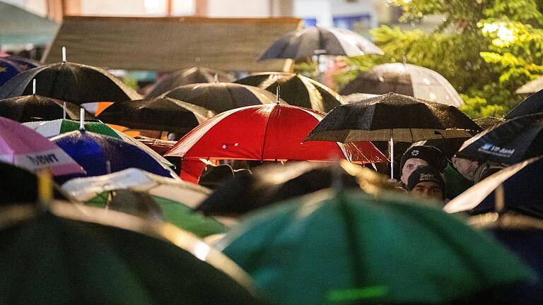 Unwetter zum Ende der Pfingstferien: Am langen Wochenende sollte man in ganz Unterfranken sicherheitshalber nicht ohne Regenschirm aus dem Haus gehen. Bis Sonntagabend ist mit heftigem Dauerregen zu rechnen. Unwetter zum Ende der Pfingstferien: Am langen Wochenende sollte man in ganz Unterfranken sicherheitshalber nicht ohne Regenschirm aus dem Haus gehen. Bis Sonntagabend ist mit heftigem Dauerregen zu rechnen.