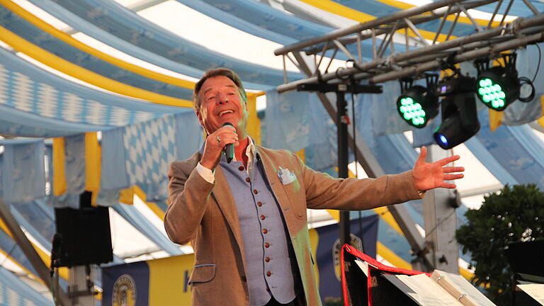 Die Waldzeller Musikanten und Schlagersänger und Entertainer Patrick Lindner unterhielten das Publikum am Montag beim Seniorennachmittag auf der Laurenzi-Messe in Marktheidenfeld.