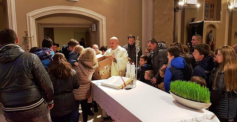 Ortspfarrer Jukic Kresimir verteilt in der Kirche der kleinen ostslawonischen Ortschaft Cerna in der Nähe von Ivankovo die in Gerolzhofen abgepackten Weihnachtstüten mit den süßen Leckereien an die Kinder und Jugendlichen. Ortspfarrer Jukic Kresimir verteilt in der Kirche der kleinen ostslawonischen Ortschaft Cerna in der Nähe von Ivankovo die in Gerolzhofen abgepackten Weihnachtstüten mit den süßen Leckereien an die Kinder und Jugendlichen.