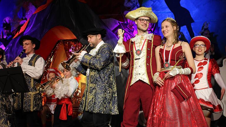 Sie führen das Bastheimer Narrenvolk durch die fünfte Jahreszeit: Prinz Markus I Freiherr zu Franconia und Prinzessin Isabelle vom Gestade der Streu. Das Prinzenpaar wurde bei der ersten Prunksitzung der BA-KA-GE feierlich intrhonisiert. Sie führen das Bastheimer Narrenvolk durch die fünfte Jahreszeit: Prinz Markus I Freiherr zu Franconia und Prinzessin Isabelle vom Gestade der Streu. Das Prinzenpaar wurde bei der ersten Prunksitzung der BA-KA-GE feierlich intrhonisiert.