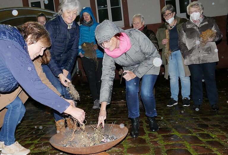 Das Räuchern geht auch im Freien wie hier im Hof der VHS-Lohr. Das Räuchern geht auch im Freien wie hier im Hof der VHS-Lohr.