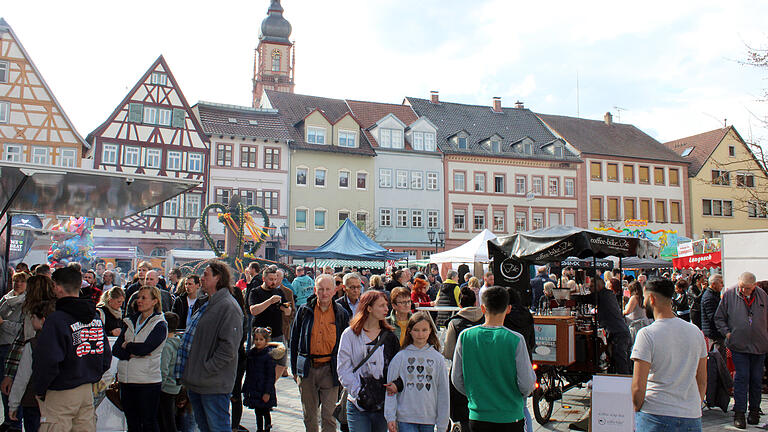 Menschenmassen drängten sich auf dem Tauberbischofsheimer Marktplatz an den Ständen des Frühlingsmarkts entlang. Menschenmassen drängten sich auf dem Tauberbischofsheimer Marktplatz an den Ständen des Frühlingsmarkts entlang.