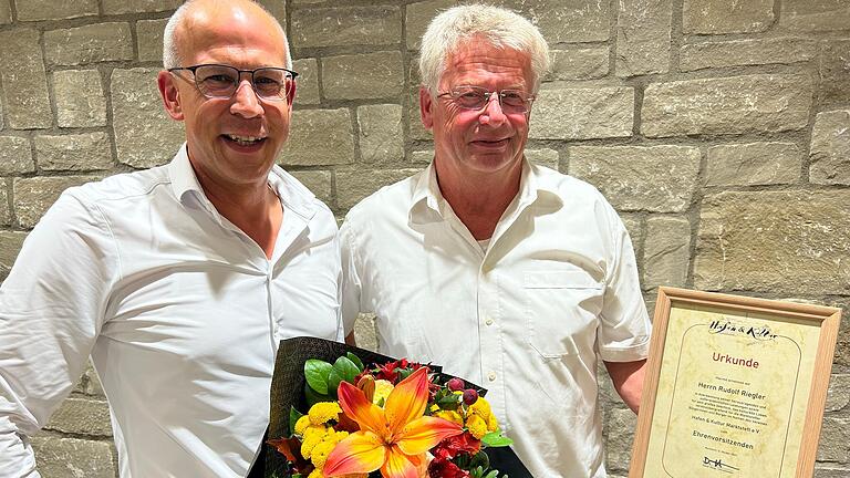 Mit einem Blumenstrauß bedankte sich Vorsitzender Dieter Haag (links) beim neuen Ehrenvorsitzenden des Vereins Hafen &amp; Kultur Marktsteft, Rudolf Riegler, für dessen Engagement.