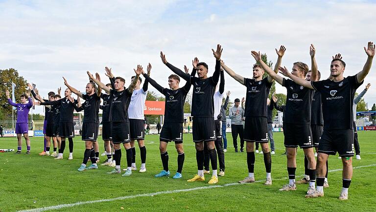 Beste Stimmung beim Spitzenreiter: die Mannschaft des FC 05 Schweinfurt nach dem 2:0-Sieg in Ansbach vor dem Fanblock.