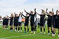 Beste Stimmung beim Spitzenreiter: die Mannschaft des FC 05 Schweinfurt nach dem 2:0-Sieg in Ansbach vor dem Fanblock.