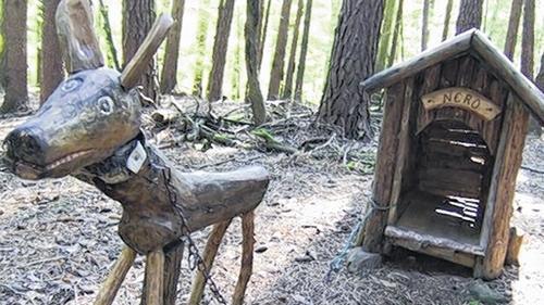 Ein wachsames Auge: Der scharfe Kettenhund Nero bewacht den Märchenwald von seiner Hundehütte aus.