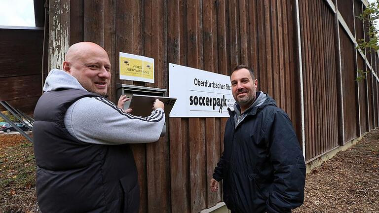 Oliver Bayer (links) und Uwe Hofmann, die Betreiber und Geschäftsführer des Soccerparks am Stein. Früher wurde in das leer stehende Gebäude immer wieder eingebrochen erzählen sie, jetzt ist es alarmgesichert und zum Teil auch videoüberwacht. Foto: Theresa Müller