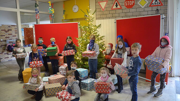 Die Jungen und Mädchen der Grundschule Albertshofen mit den Weihnachtspäckchen, die sie für die Rumänienhilfe Elmar Karl gepackt haben.