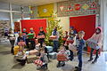 Die Jungen und Mädchen der Grundschule Albertshofen mit den Weihnachtspäckchen, die sie für die Rumänienhilfe Elmar Karl gepackt haben.