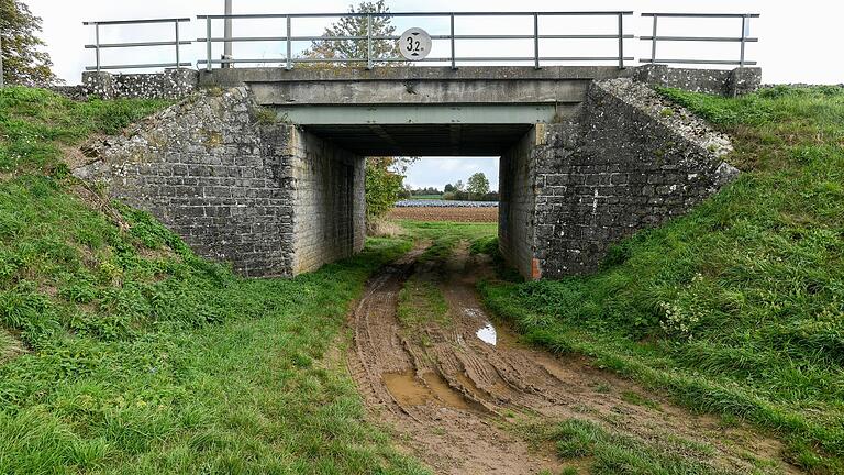 Zum Spazieren oder Radfahren lädt der Feldweg unter der Bahnunterführung bei Prosselsheim derzeit nicht ein.