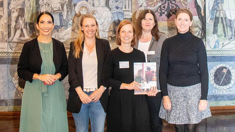 Diese Frauen setzen sich für mehr Inklusion in Würzburg ein (von links): Sozialreferentin Hülya Düber, die beiden Inklusionsbeauftragten Sandra Michel und Anke Geiter, Manuela Blaß (Leiterin des Fachbereichs Integration, Inklusion und Senioren) und Bürgermeisterin Judith Jörg.