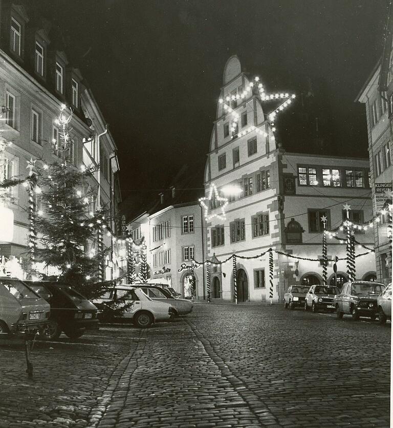 23. Dezember 1980: Als das Parken in Kitzingens guter Stube noch erlaubt war.