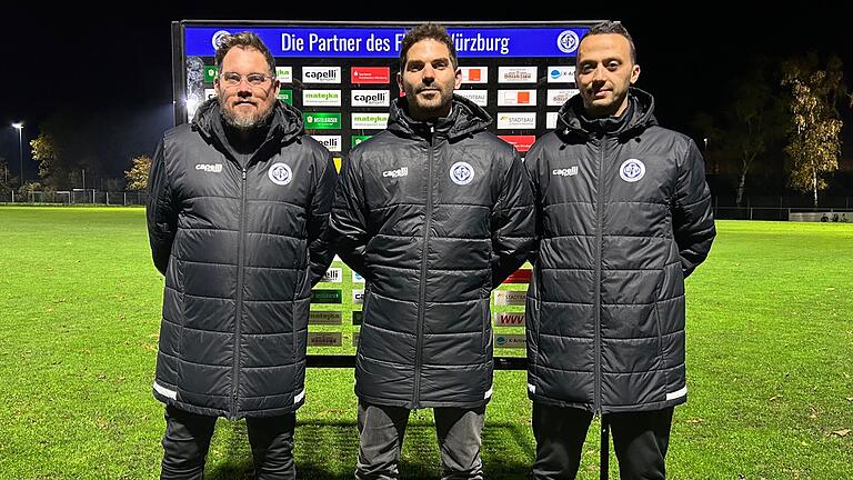 Philipp Eckart (Mitte), auf dem Bild mit Sportvorstand Marco Scheder (links) und Co-Trainer Giuseppe Livadoti, trainiert ab sofort die Bayernliga-Fußballer beim FV 04 Würzburg.