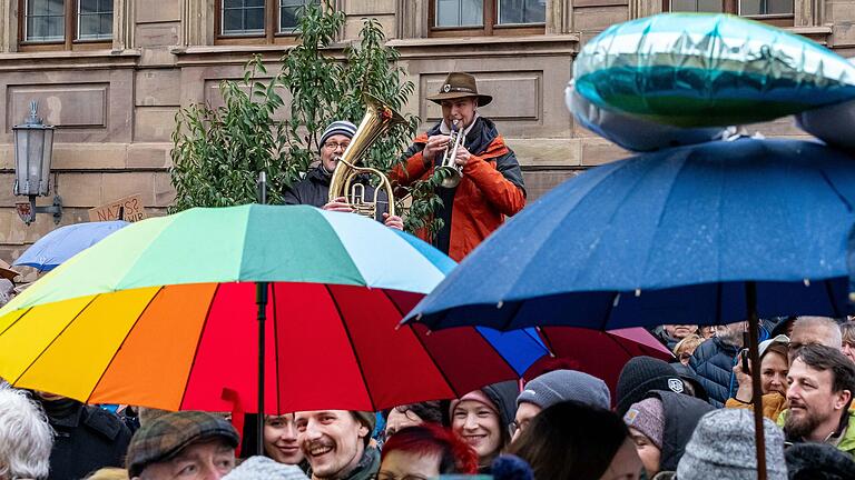 Einige Demonstranten hatten Musikinstrumente mitgebracht.