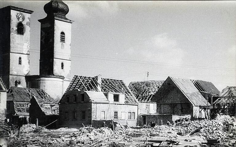 Das Foto des Grafenrheinfelder Zeitzeugen Leo Rumpel zeigt die am 24. Februar 1944 zerstörte Pfarrkirche und weitere zerstörte Gebäude im Ort.