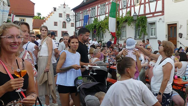 Kaum ein freier Platz war mehr rund um die Bühne zu finden: bei bestem Sommerwetter startete am Mittwoch das 44. Straßenweinfest von Wipfeld.