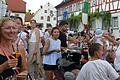 Kaum ein freier Platz war mehr rund um die Bühne zu finden: bei bestem Sommerwetter startete am Mittwoch das 44. Straßenweinfest von Wipfeld.