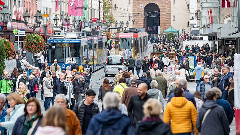 Rund 70.000 Menschen strömen am Mantelsonntag 2024 in die Würzburger Innenstadt zum Shoppen.