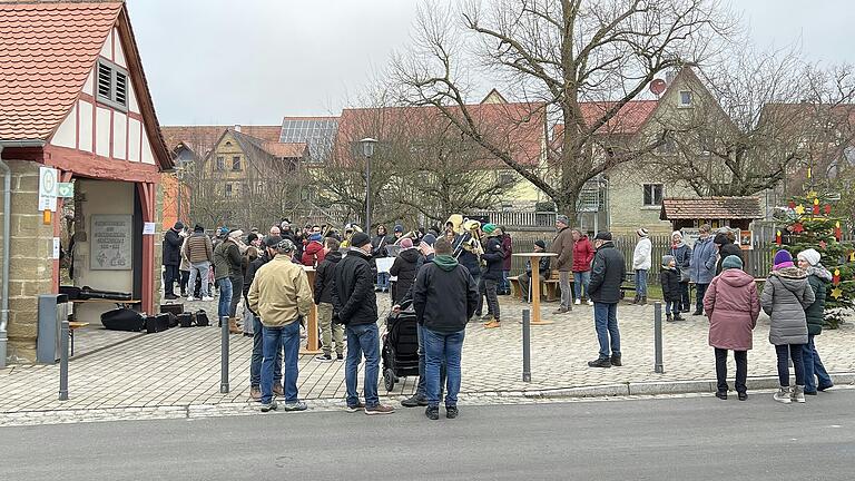 Nach der Eröffnung durch den Posaunenchor Nenzenheim wurden in der Dorfmitte mit dem alten Feuerwehrhaus und dem festlich beleuchteten Christbaum weihnachtliche Weisen gesungen werden, die sich die Besucherinnen und Besucher spontan wünschen konnten. Nach der Eröffnung durch den Posaunenchor Nenzenheim wurden in der Dorfmitte mit dem alten Feuerwehrhaus und dem festlich beleuchteten Christbaum weihnachtliche Weisen gesungen werden, die sich die Besucherinnen und Besucher spontan wünschen konnten.