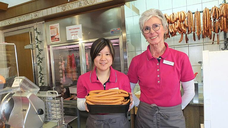 Im Laden der Metzgerei hat Sonja Weid (rechts) mit Xiao Chen eine wissbegierige Auszubildende an der Seite.