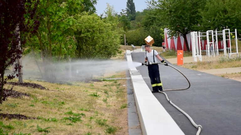 SOS auf der LGS: Feuerwehr löscht den Pflanzen-Durst       -  Die anhaltende Hitzewelle macht auch den Pflanzen auf der Landesgartenschau zu schaffen. Die Würzburger Feuerwehren helfen beim Bewässern der Grünflächen.