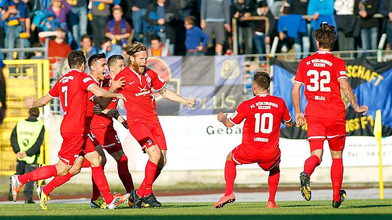 Erinnerungen an den bislang einzigen Auftritt in Saarbrücken: Nico Herzig (Vierter von links) bejubelt beim 1:0-Sieg im Hinspiel um den Drittliga-Aufstieg seinen Treffer für die Würzburger Kickers.