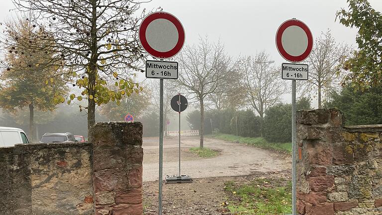 Nicht jeden Mittwoch wird der Parkplatz Leckertsgarten gesperrt, wie die Schilder vermuten lassen könnten. Nicht jeden Mittwoch wird der Parkplatz Leckertsgarten gesperrt, wie die Schilder vermuten lassen könnten.