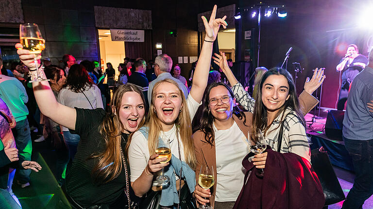 Die Weinfest Saison ist eröffnet! Zahlreiche Menschen besuchen am Freitag 05.04.24 das Kelterhallen Weinfest im Bürgerspital Weingut in Würzburg.