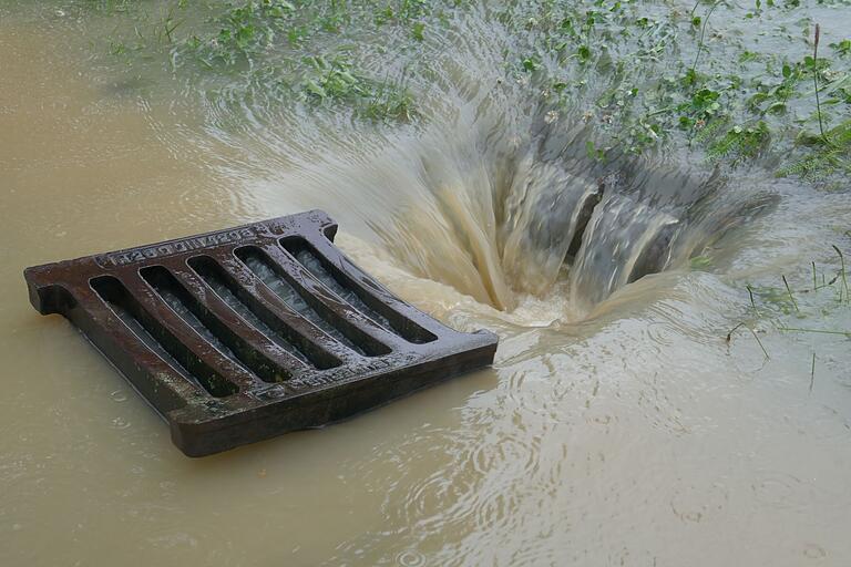Um katastrophale Folgen wie 2021 künftig zu vermeiden, geht es vor allem um Maßnahmen, die verhindern, dass das gesamte Wasser gleichzeitig in den Kanal fließt. Um katastrophale Folgen wie 2021 künftig zu vermeiden, geht es vor allem um Maßnahmen, die verhindern, dass das gesamte Wasser gleichzeitig in den Kanal fließt.
