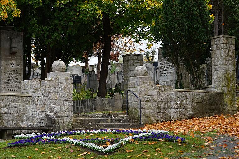 Im Ehrenhain auf dem jüdischen Friedhof in Würzburg-Lengfeld erinnert eine Stele (links) auch an die Opfer des Nationalsozialismus. Im Ehrenhain auf dem jüdischen Friedhof in Würzburg-Lengfeld erinnert eine Stele (links) auch an die Opfer des Nationalsozialismus. 