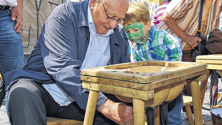 So wird's gemacht: Opa Franz Heinrich zeigte beim Dorffest in Kürnach seinem Enkel Emil Eberth wie das Melken geht. So wird's gemacht: Opa Franz Heinrich zeigte beim Dorffest in Kürnach seinem Enkel Emil Eberth wie das Melken geht.