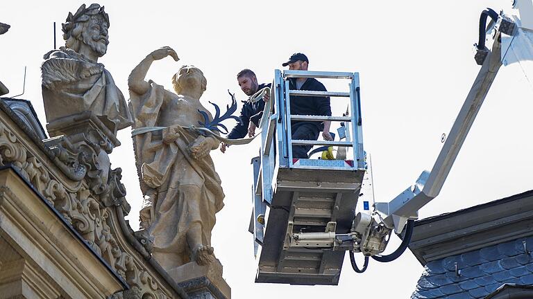 Eine weibliche Figur mit einem Palmzweig ist nun wieder auf der Balustrade der Residenz zu bewundern.