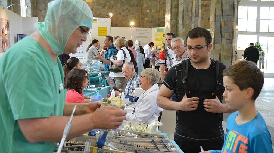 Ganz so eng wie bei den vergangenen Gesundheitstagen (unser Bild) werden die Besucher heuer in der Wandelhalle nicht zusammenstehen.  Archiv Isolde Krapf       -  Ganz so eng wie bei den vergangenen Gesundheitstagen (unser Bild) werden die Besucher heuer in der Wandelhalle nicht zusammenstehen.  Archiv Isolde Krapf