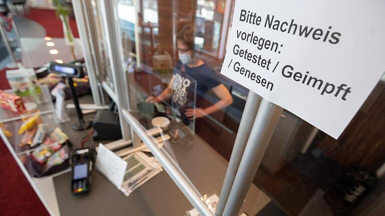 Den 3-G-Nachweis werden wir künftig wohl nicht nur wie hier an der Kinokasse brauchen. Den 3-G-Nachweis werden wir künftig wohl nicht nur wie hier an der Kinokasse brauchen. 