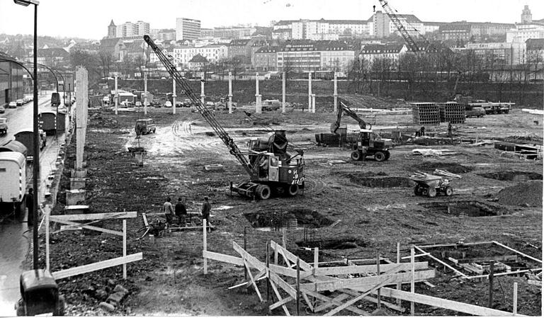 So hatte es mal angefangen: Die Baustelle des künftigen Einkaufszentrums in der Nürnberger Straße im Februar 1976. So hatte es mal angefangen: Die Baustelle des künftigen Einkaufszentrums in der Nürnberger Straße im Februar 1976.