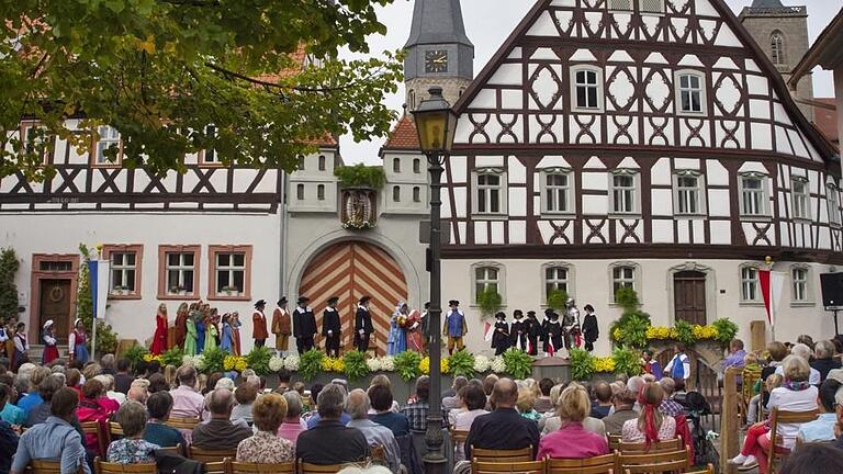 Vor der Kulisse des Heimatspielhaus-Ensembles am Anger in Münnerstadt gibt es in diesem Jahr nicht nur drei Aufführungen der 'Die Schutzfrau von Münnerstadt'. Am 12. und 18. August werden im Rahmen des Konzepts 'Bühne frei' zwei Konzerte veranstaltet. Vor der Kulisse des Heimatspielhaus-Ensembles am Anger in Münnerstadt gibt es in diesem Jahr nicht nur drei Aufführungen der 'Die Schutzfrau von Münnerstadt'. Am 12. und 18. August werden im Rahmen des Konzepts 'Bühne frei' zwei Konzerte veranstaltet.