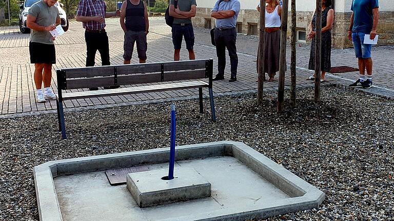 Zum Ortstermin auf dem Schul- und Kirchplatz versammelte sich der Gemeinderat. Dabei ging es um den geplanten Brunnen mit einem Quellstein und einem Platanen-Dach. Das Fundament im Vordergrund ist schon vorhanden.       -  Zum Ortstermin auf dem Schul- und Kirchplatz versammelte sich der Gemeinderat. Dabei ging es um den geplanten Brunnen mit einem Quellstein und einem Platanen-Dach. Das Fundament im Vordergrund ist schon vorhanden.