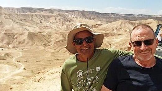 Edwin Metzler (rechts) hat viele Freunde und Bekannte in Israel. Hier war er mit einem Guide auf einer Negev-Wüstentour. Bei der Europa-Union stand er Interessierten Rede und Antwort.       -  Edwin Metzler (rechts) hat viele Freunde und Bekannte in Israel. Hier war er mit einem Guide auf einer Negev-Wüstentour. Bei der Europa-Union stand er Interessierten Rede und Antwort.