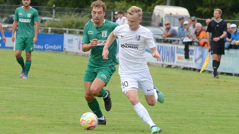 Marco Kunzmann (hier auf einem Archivbild aus dem Hinspiel im Duell mit dem Großbardorfer Xaver Müller) erzielte im Spitzenspiel in der Nachspielzeit noch den 1:1-Ausgleich für den TSV Karlburg. Das Hinspiel am 26. August 2023 hatten die Karlburger mit 2:0 gewonnen.