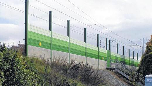 Ergänzungen für die Stufenlösung       -  (kls)   Recht leicht taten sich Verwaltung und der Bauausschuss des Ochsenfurter Stadtrats mit dem Bahnlärmschutz im Stadtteil Goßmannsdorf, für den ein eigenes Planfeststellungsverfahren durchgeführt wird. Was geplant ist, wurde ohne größere Diskussion gebilligt. Die bereits beim Bau der Umgehungsstraße aufgebauten Lärmschutzwände, die bislang in der Höhe abgestuft sind, sollen auf volle Höhe von drei Metern über der Schienenoberkante ergänzt werden. So ist es im Planfeststellungsverfahren vorgesehen. Auf Seiten der Stadt Ochsenfurt wird aber der Wunsch formuliert, die Lärmschutzwand deutlich zu verlängern, nämlich bis etwa auf Höhe des Technischen Hilfswerks. Damit sollen die Wohnbereiche im Altort, die Schule und der Kindergarten gegen Bahngeräusche abgeschirmt werden.