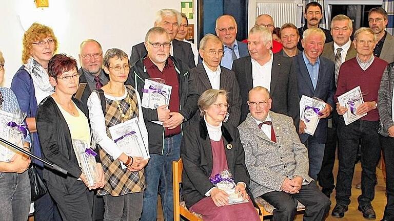 Urkunde für 17 Mitarbeiter: Dekan Jürgen Blechschmidt zeichnete Ehrenamtliche aus, die 25 oder 50 Jahre im Dekanat tätig sind.FOTO: Jens Fertinger