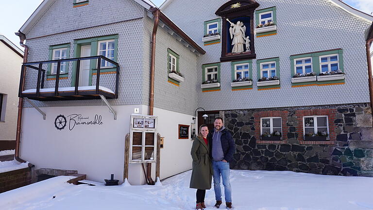 Auch wenn die Braunsmühle in Bischofsheim derzeit geschlossen ist - Katharina und Frank Mirring freuen sich heute schon darauf, wenn es wieder losgeht und sie ihre Gäste im Biergarten und Restaurant begrüßen können.