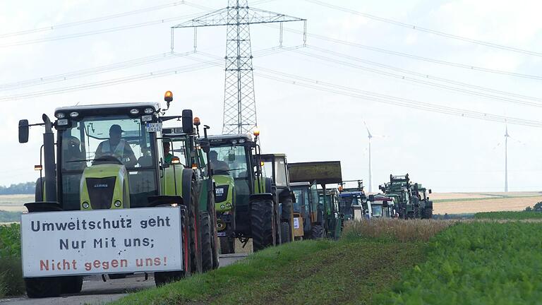 Trecker-Protest: Mit einer Schlepperrundfahrt demonstrierten SuedLink-Gegner bei Bergrheinfeld gegen neue ober- und unterirdische Stromleitungen.