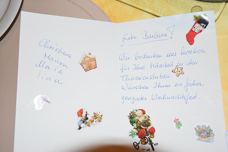 Über solche Zeichen der Dankbarkeit freuen sich auch die Helferinnen. Hier haben einige Damen aus der Gästeschar für Barbara eine weihnachtliche Grußkarte zusammengestellt.&nbsp;