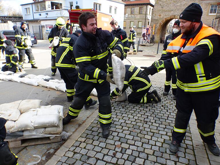 Hochwasserschutz: Bei einem Seminar in Volkach übte die Feuerwehr das Verlegen von Sandsäcken an einem Bachlauf. Hochwasserschutz: Bei einem Seminar in Volkach übte die Feuerwehr das Verlegen von Sandsäcken an einem Bachlauf.
