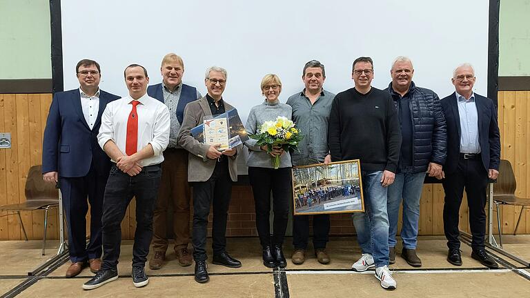 Die Leinacher Waldweihnacht ist besonders: Anerkennung zollten beim Neujahrsempfang die Bürgermeister Arno Mager (links) und Walter Klüpfel (rechts) Initiator und Organisationschef Waldemar Amrehn (Mitte) samt seiner Frau Cornelia und den Vertretern der beteiligten Vereine (von links) Julian Lott, Hubert Grauer, Uwe Klüpfel, Andreas Sittauer und Helmut Sittauer. Die Leinacher Waldweihnacht ist besonders: Anerkennung zollten beim Neujahrsempfang die Bürgermeister Arno Mager (links) und Walter Klüpfel (rechts) Initiator und Organisationschef Waldemar Amrehn (Mitte) samt seiner Frau Cornelia und den Vertretern der beteiligten Vereine (von links) Julian Lott, Hubert Grauer, Uwe Klüpfel, Andreas Sittauer und Helmut Sittauer.