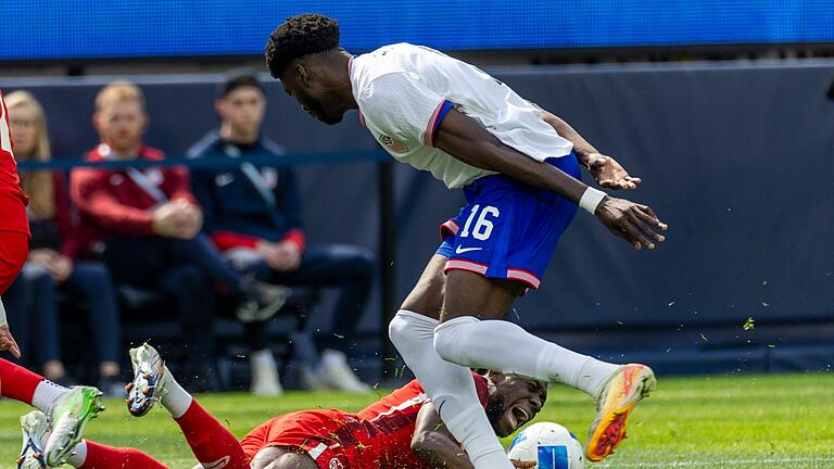 Alphonso Davies - Bayern-Profi Alphonso Davies verletzte sich im Länderspiel gegen die USA. Alphonso Davies - Bayern-Profi Alphonso Davies verletzte sich im Länderspiel gegen die USA.